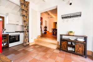 Kühlschrank, Ofen, Herdplatte, Wasserkocher mit Kaffee-/Teezubehör