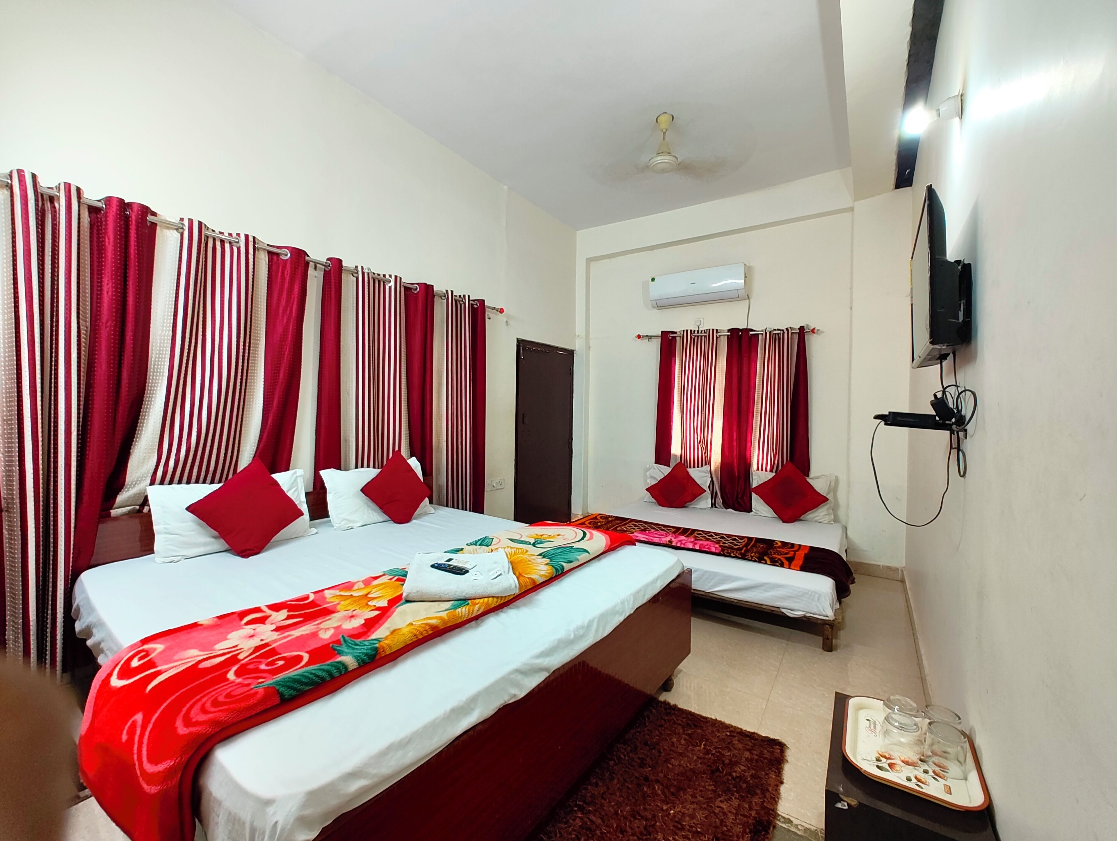 Habitación cuádruple Deluxe, aire acondicionado | Ropa de cama hipoalergénica, escritorio, insonorización y wifi gratis 