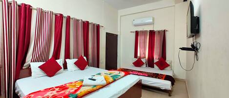 Deluxe négyágyas szoba, légkondicionálás | Hipoallergén ágynemű, íróasztal, hangszigetelés és ingyenes wifi