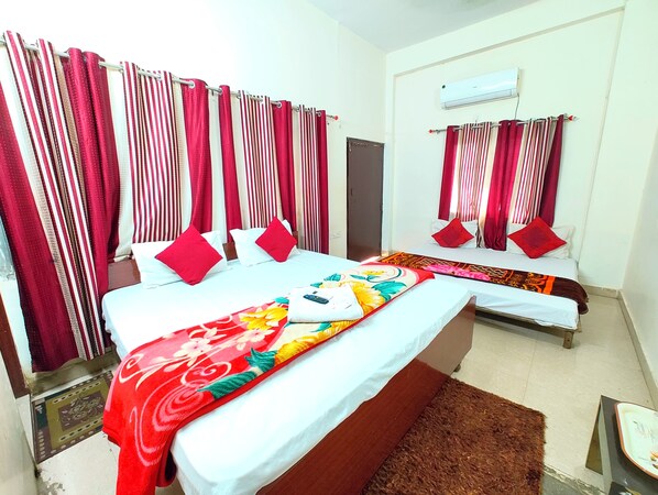 Deluxe Quadruple Room, Air conditioning | Hypo-allergenic bedding, desk, soundproofing, free WiFi