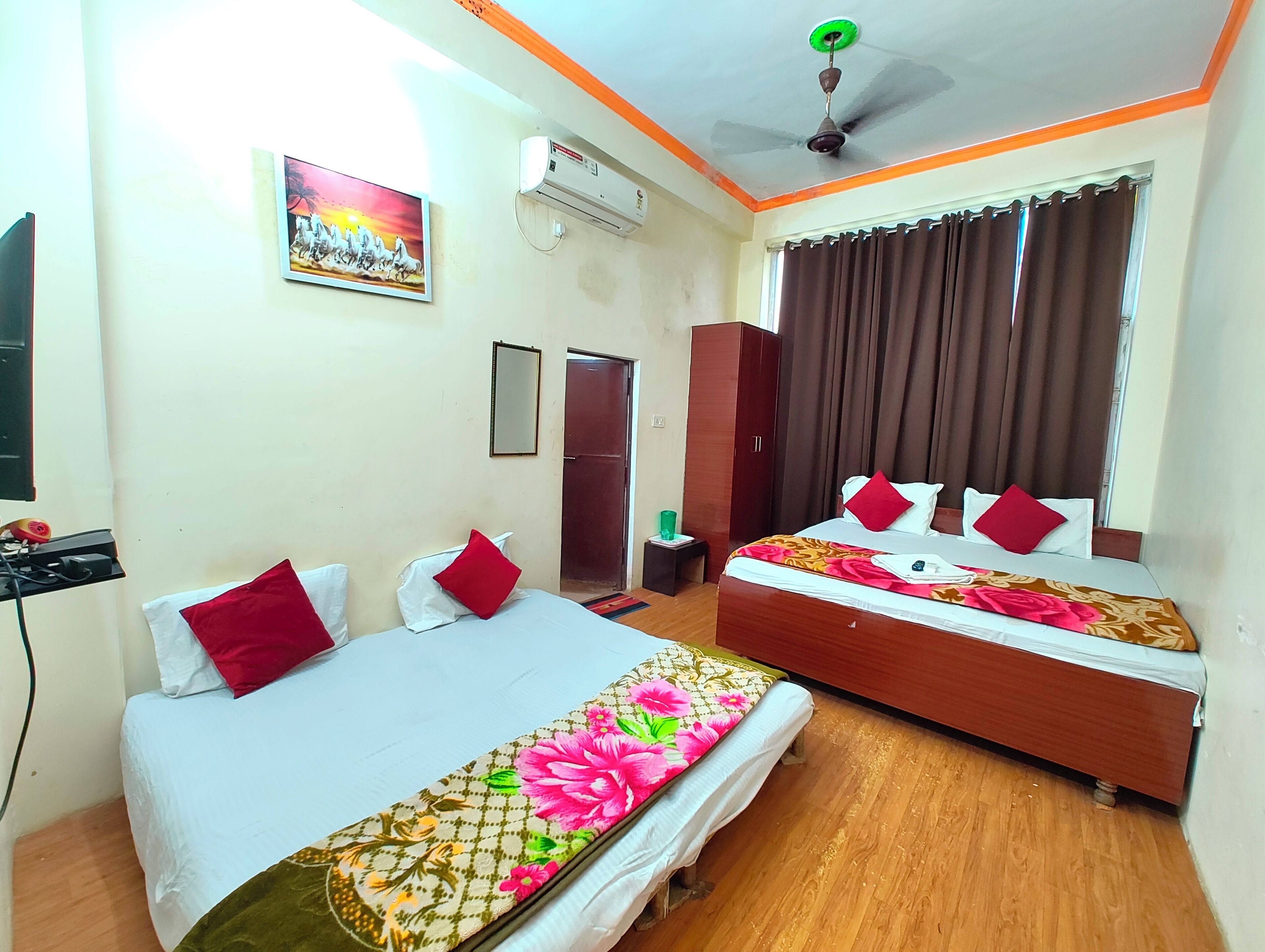 Deluxe trippelrum - luftkonditionering | Allergitestade sängkläder, skrivbord, ljudisolering och gratis wi-fi