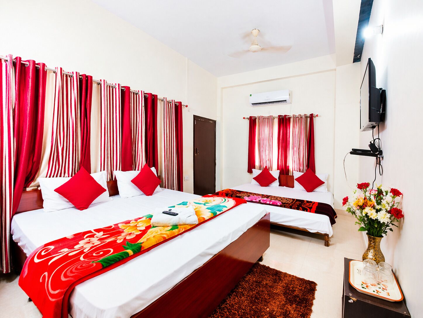 Habitació quàdruple Deluxe, aire condicionat | Roba de llit hipoal·lergògena, escriptori i habitacions insonoritzades 