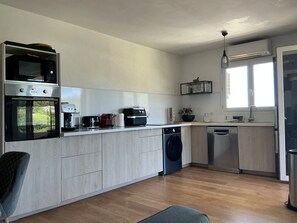 Una cucina moderna con elettrodomestici integrati, lavastoviglie e una finestra che offre luce naturale.