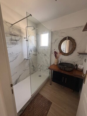 Dusche, Haartrockner, Handtücher