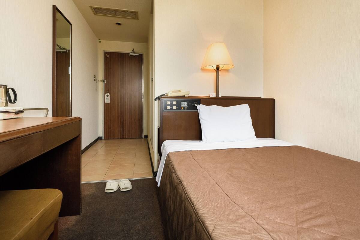 Escritorio, wifi gratis, ropa de cama