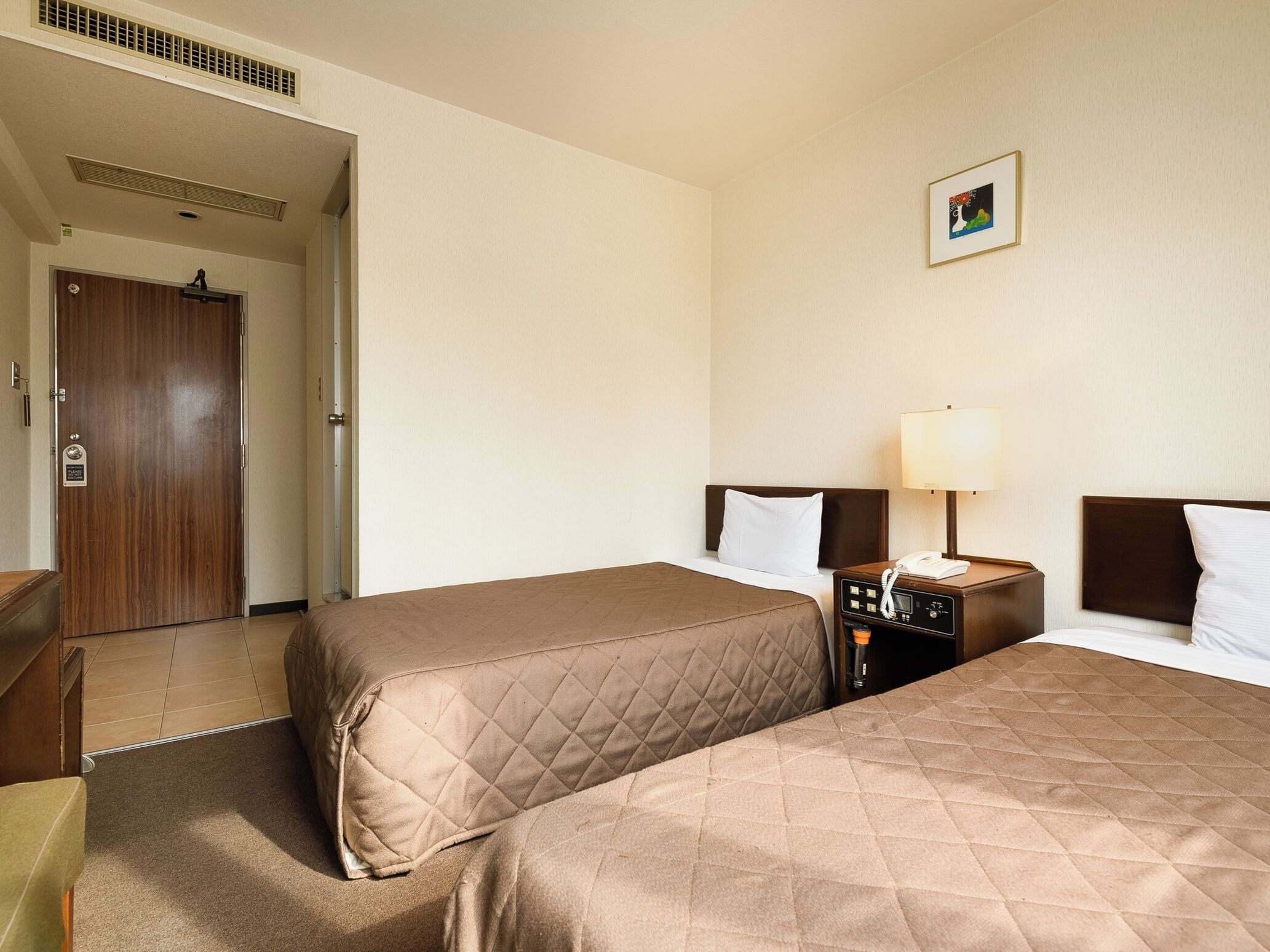 Een bureau, gratis wifi, beddengoed