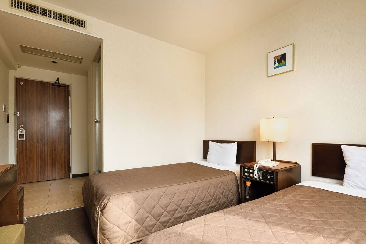 Escritorio, wifi gratis, ropa de cama