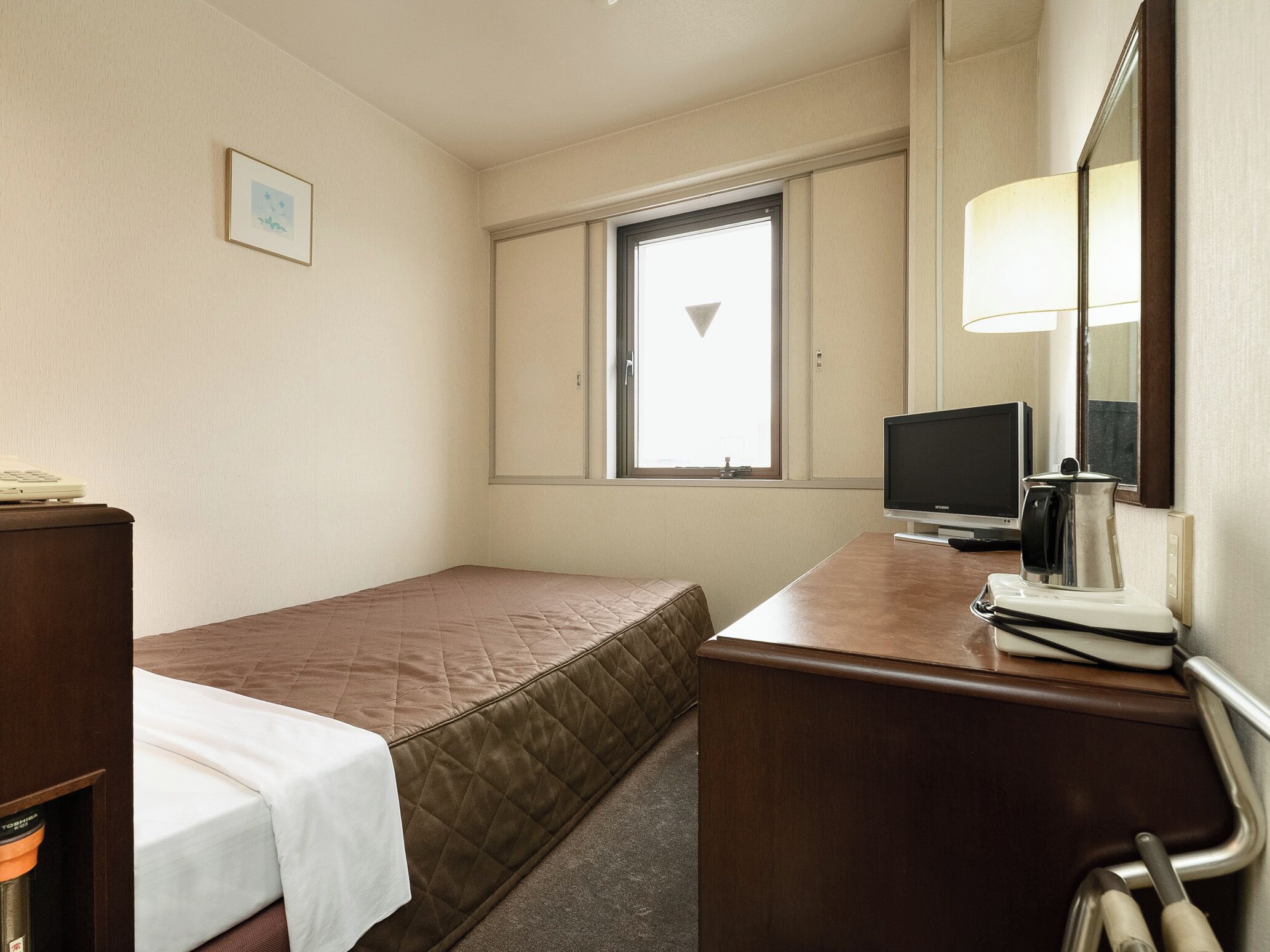 Een bureau, gratis wifi, beddengoed