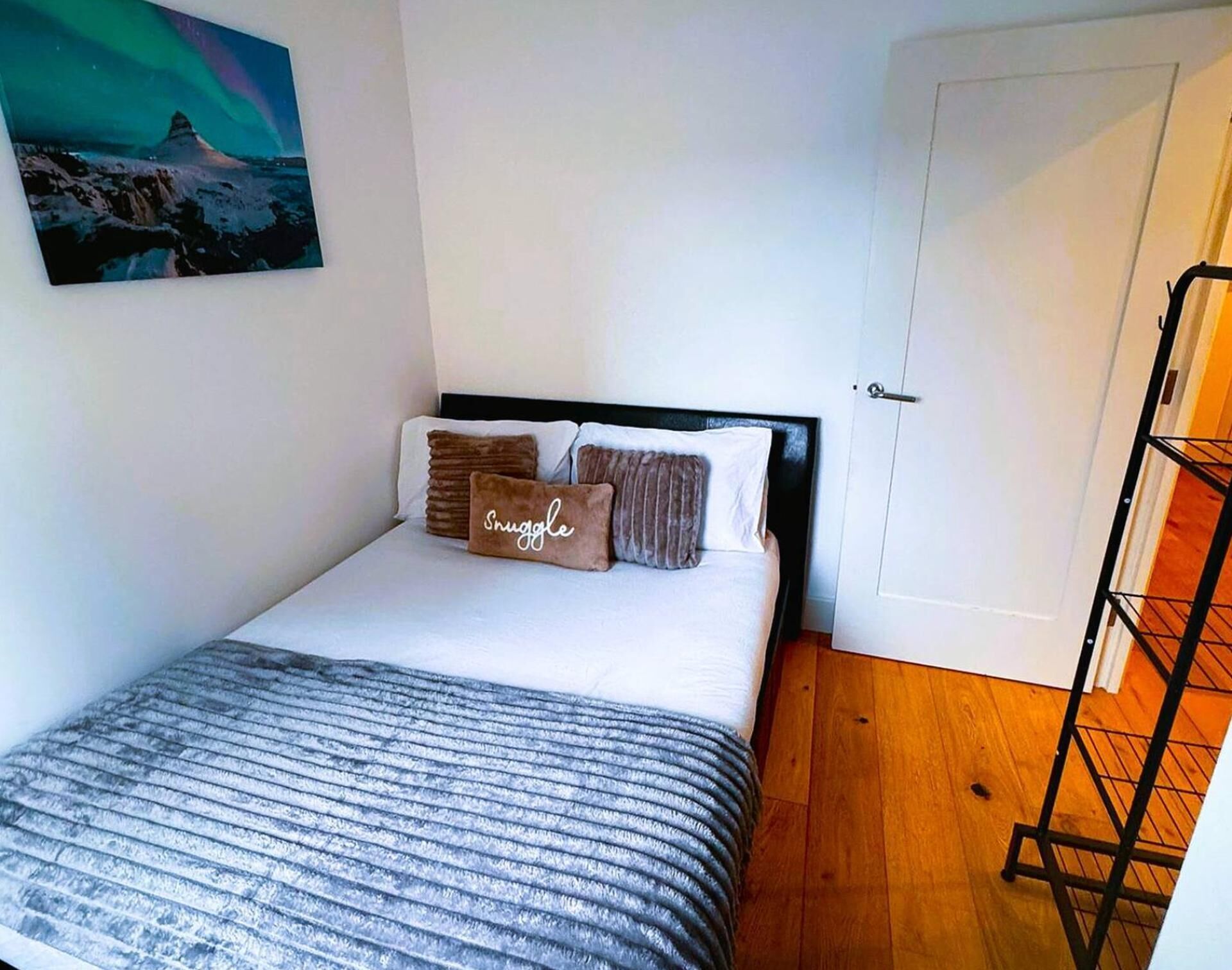 1 slaapkamer, een strijkplank/strijkijzer, gratis wifi, beddengoed