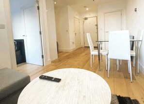 Dining - 1bed Apartment on High Street, Central Croydon (Croydon)