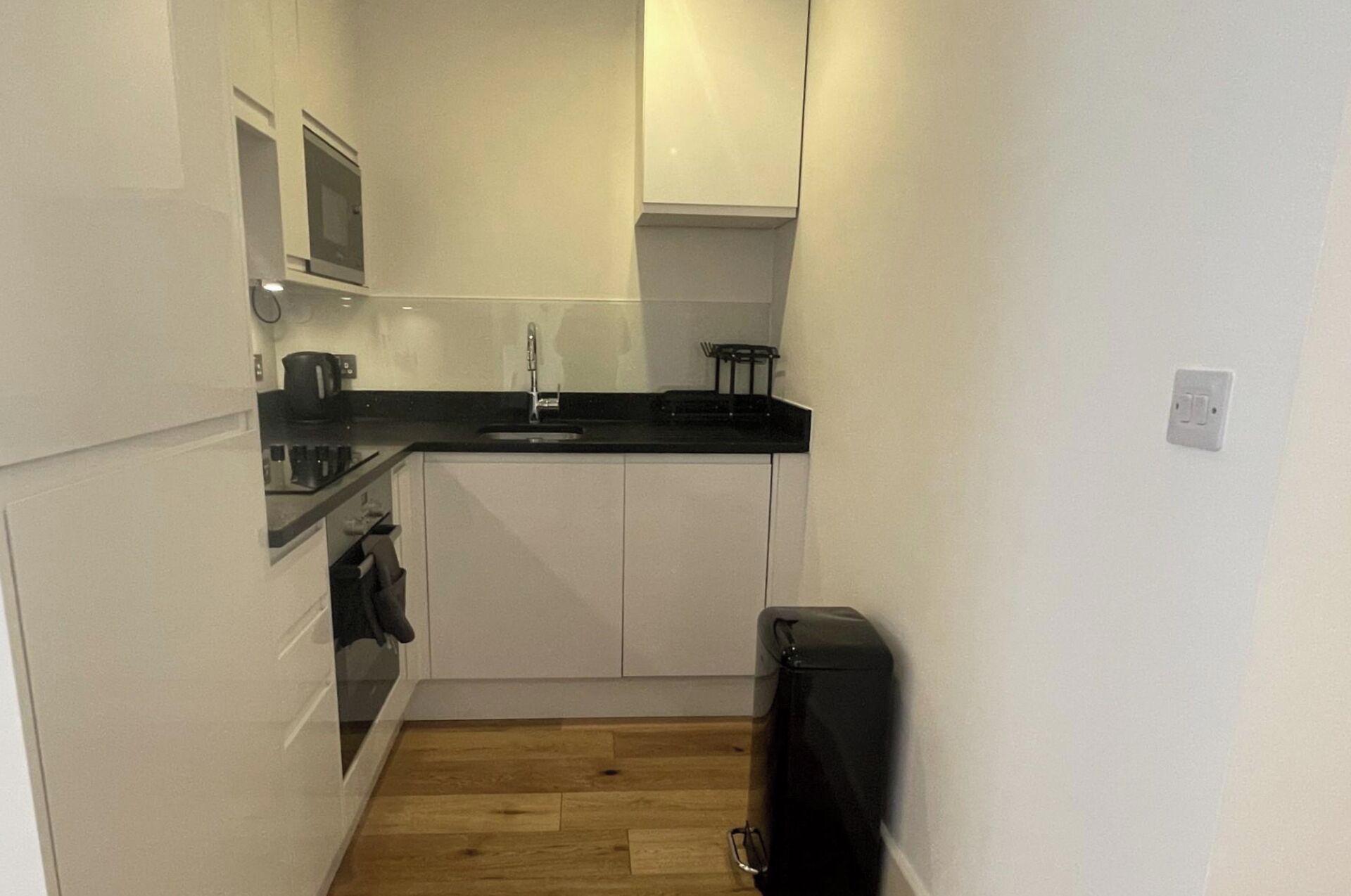 雪櫃、微波爐、焗爐、爐具