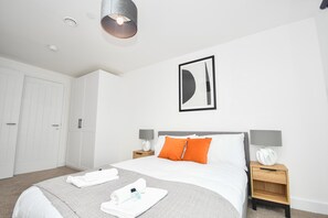 2 makuuhuonetta, silitysrauta/-lauta, vuodevaatteet