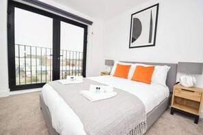 2 makuuhuonetta, silitysrauta/-lauta, vuodevaatteet