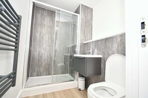 Douche, sèche-cheveux, serviettes fournies, shampoing
