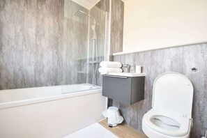 Dusche, Haartrockner, Handtücher, Shampoo