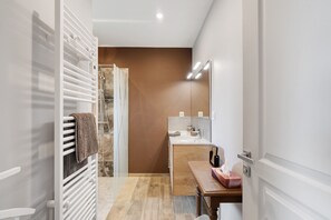 Shower, hair dryer, towels