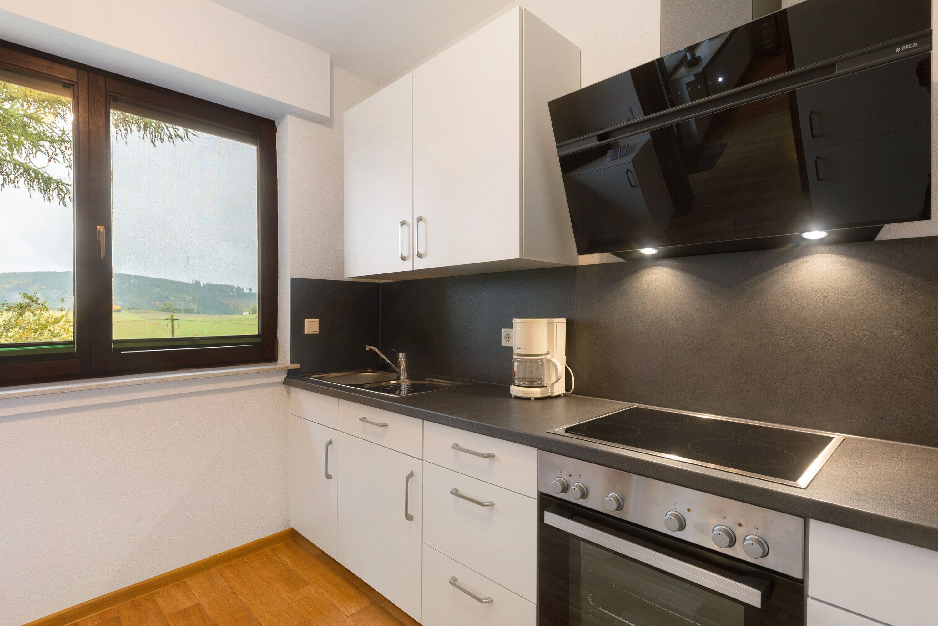 Kühlschrank, Ofen, Herdplatte, Wasserkocher mit Kaffee-/Teezubehör