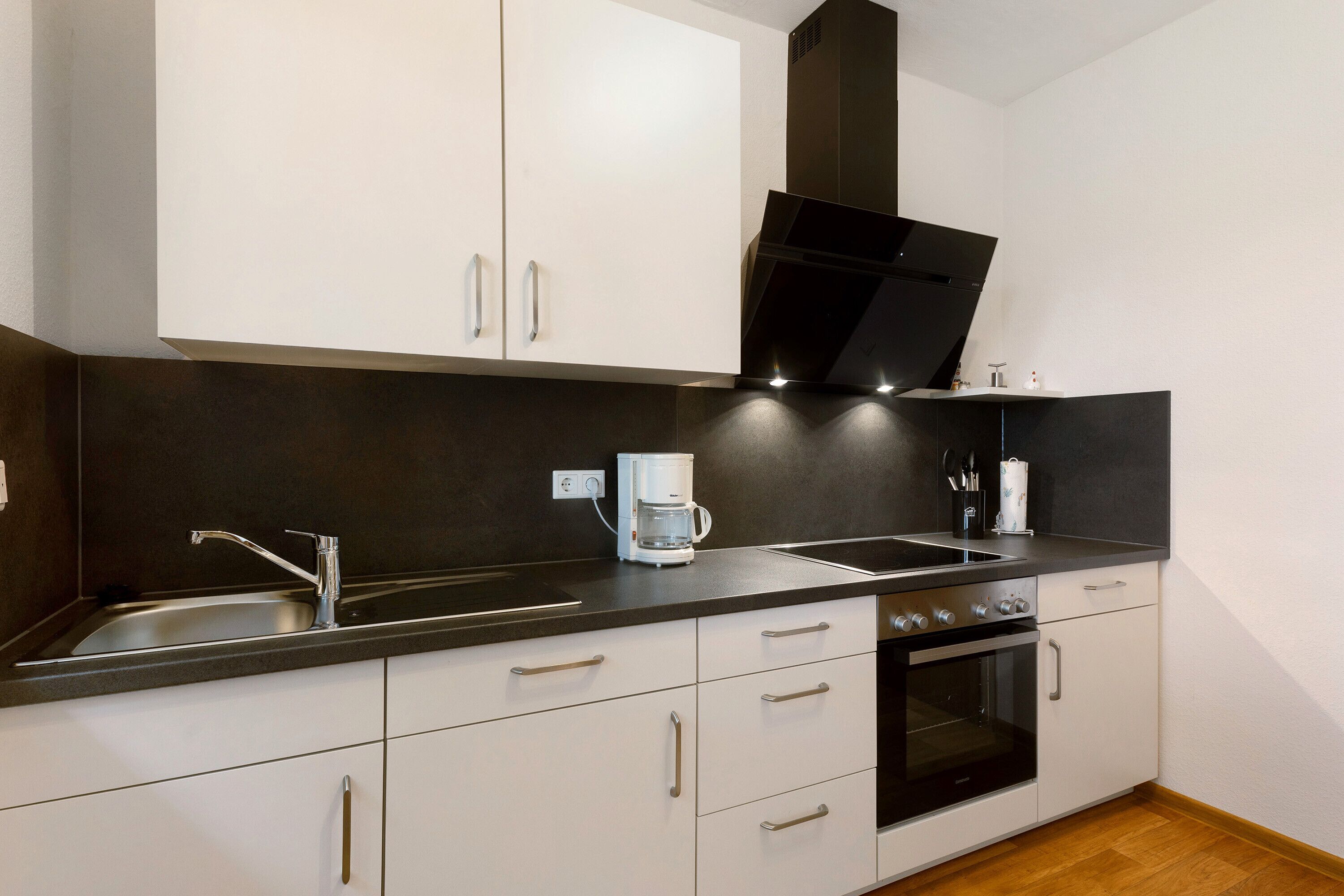 Kühlschrank, Ofen, Herdplatte, Wasserkocher mit Kaffee-/Teezubehör