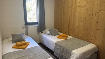 Habitación cuádruple familiar, balcón, vistas a la montaña | Caja fuerte, espacio para trabajar con un portátil, cortinas opacas