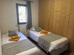 Quarto quádruplo família, sacada, vista para a montanha | Cofres nos quartos, espaço de trabalho para notebook, cortinas blackout