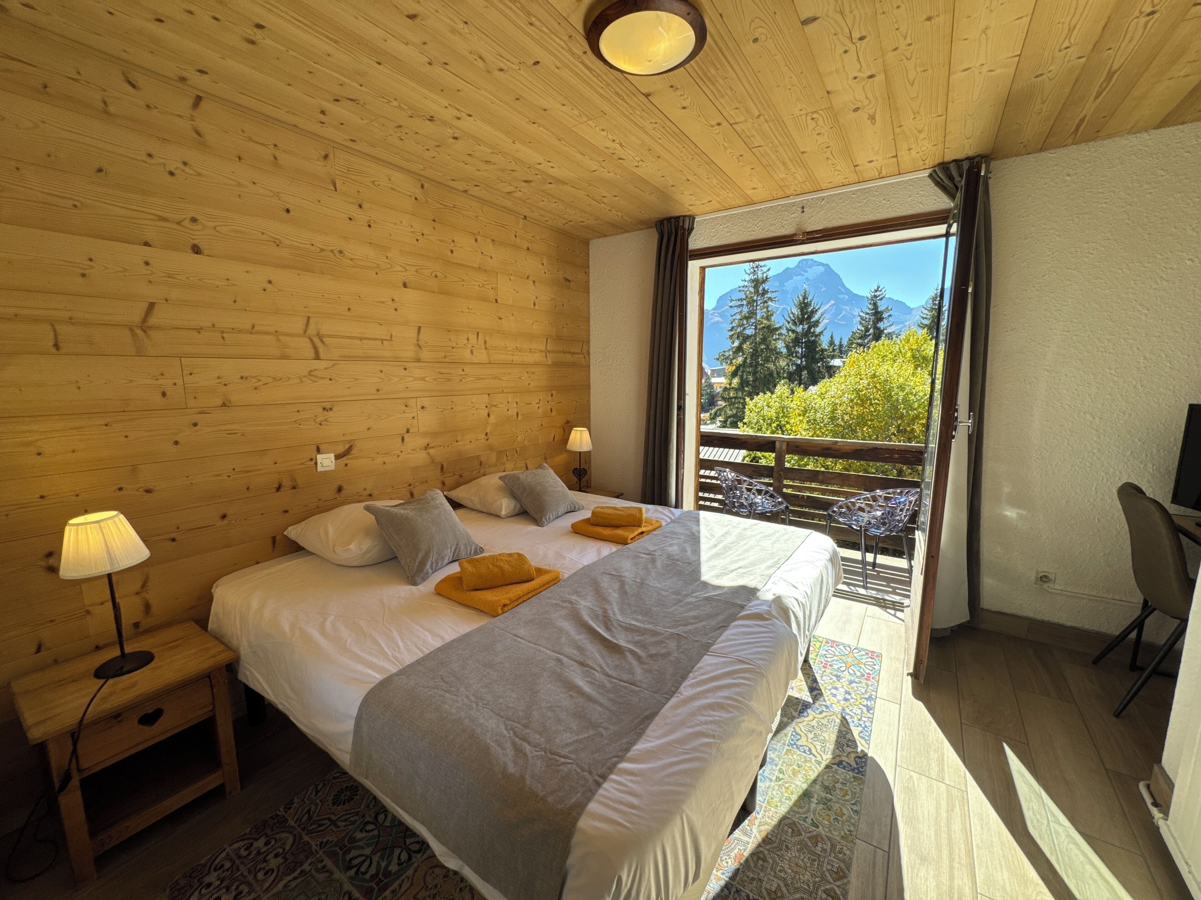 Classic-Doppelzimmer, Balkon, Bergblick | Zimmersafe, laptopgeeigneter Arbeitsplatz, Verdunkelungsvorhänge