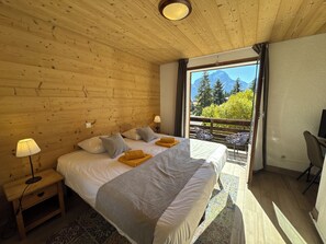 Habitación clásica doble, balcón, vistas a la montaña | Caja fuerte, espacio para trabajar con un portátil, cortinas opacas