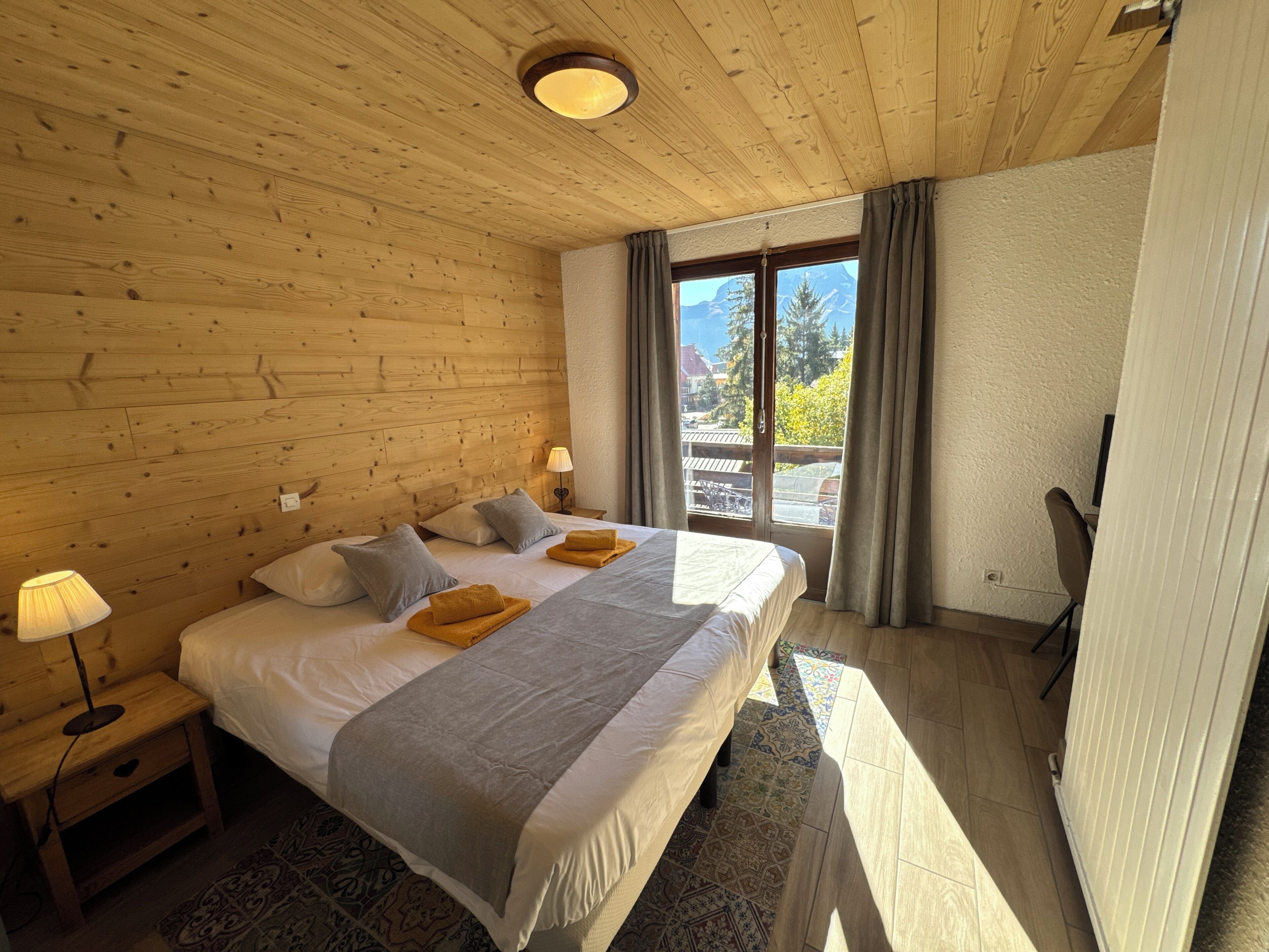 Habitación clásica doble, balcón, vistas a la montaña | Caja fuerte, espacio para trabajar con un portátil, cortinas opacas