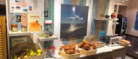 Free daily buffet breakfast