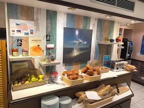 Café da manhã com buffet grátis todos os dias