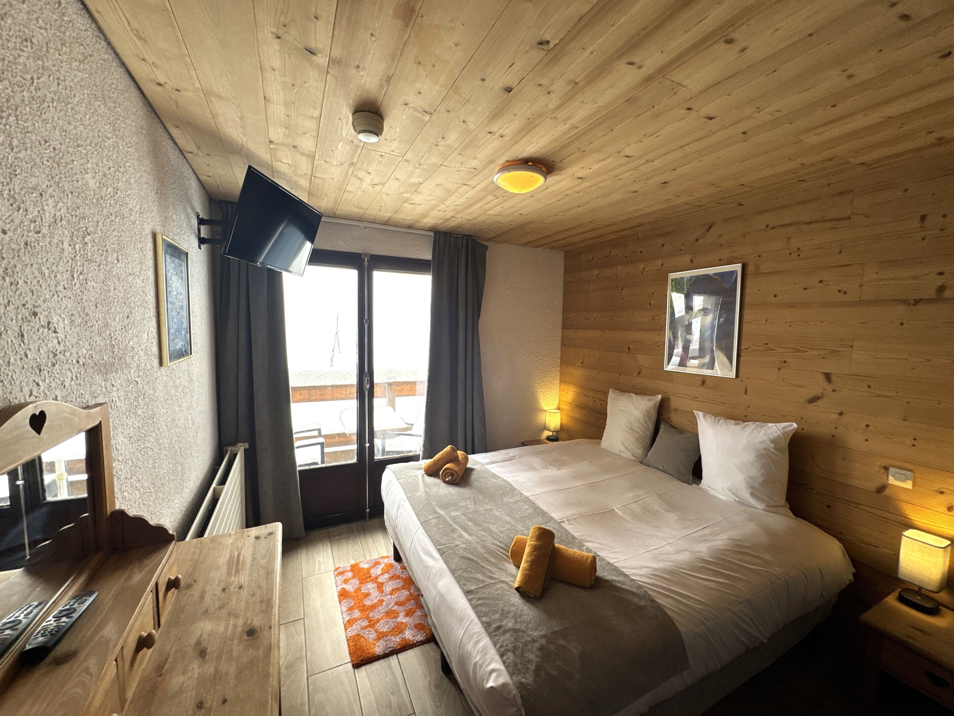 经典四人房, 阳台, 庭院景观 | 客房内保险箱、笔记本电脑工作区、遮光窗帘、熨斗/熨板