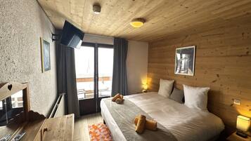 Classic Quadruple Room, Balcony, Courtyard View | In-room safe, laptop workspace, blackout drapes, iron/ironing board