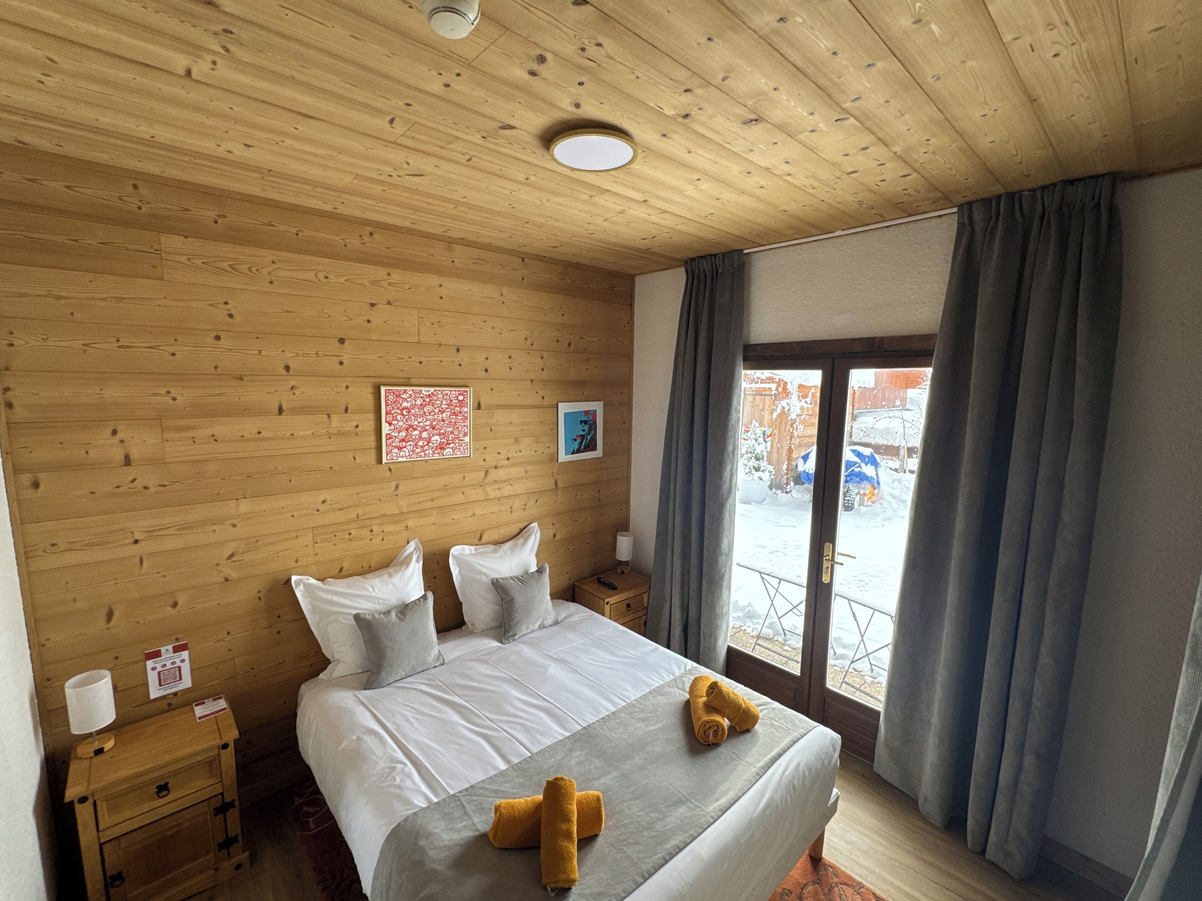 家庭四人房, 阳台, 山景 | 客房内保险箱、笔记本电脑工作区、遮光窗帘、熨斗/熨板