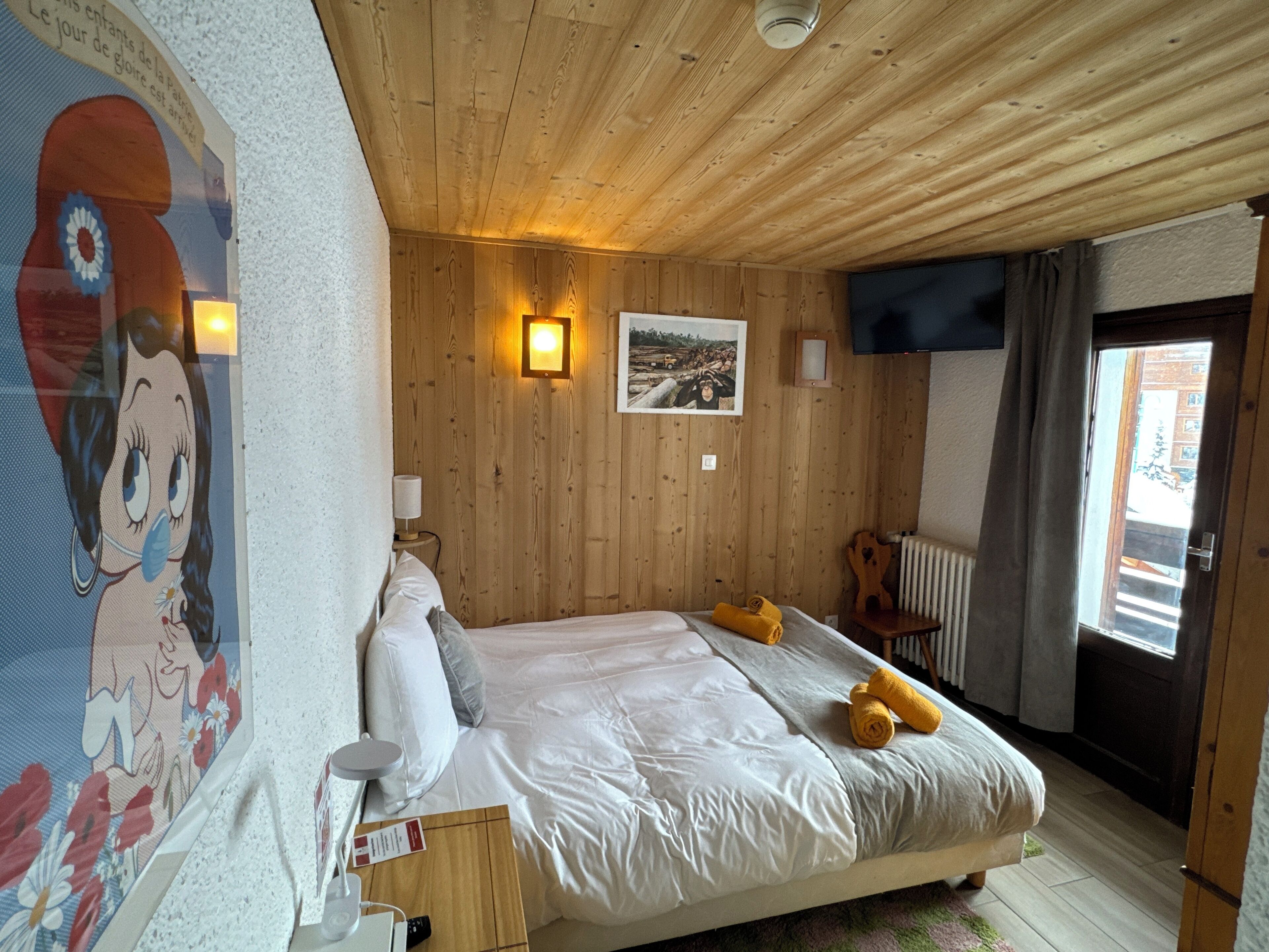 经典双人房, 阳台, 山景 | 客房内保险箱、笔记本电脑工作区、遮光窗帘、熨斗/熨板