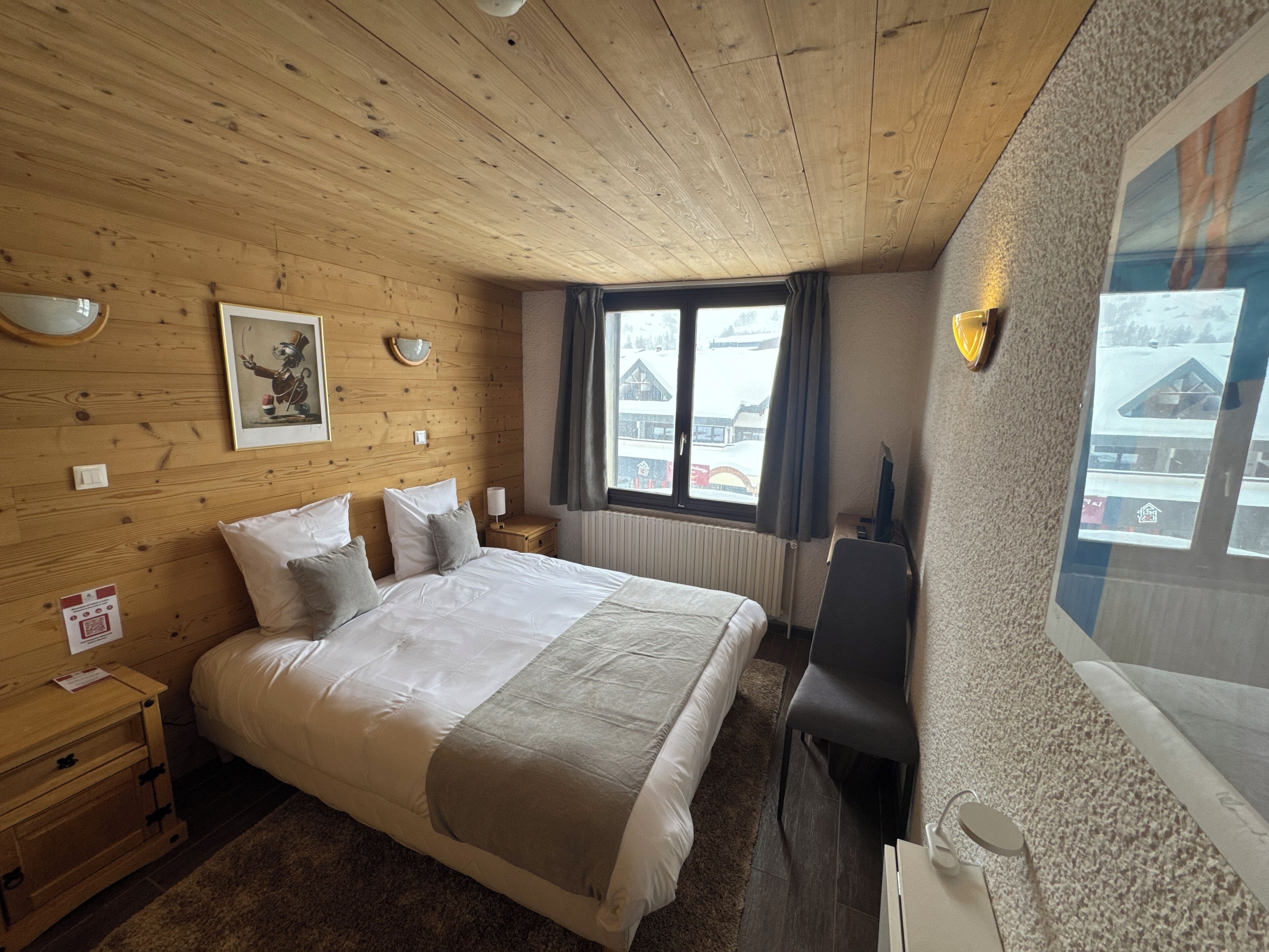 标准双人房, 山景 | 客房内保险箱、笔记本电脑工作区、遮光窗帘、熨斗/熨板