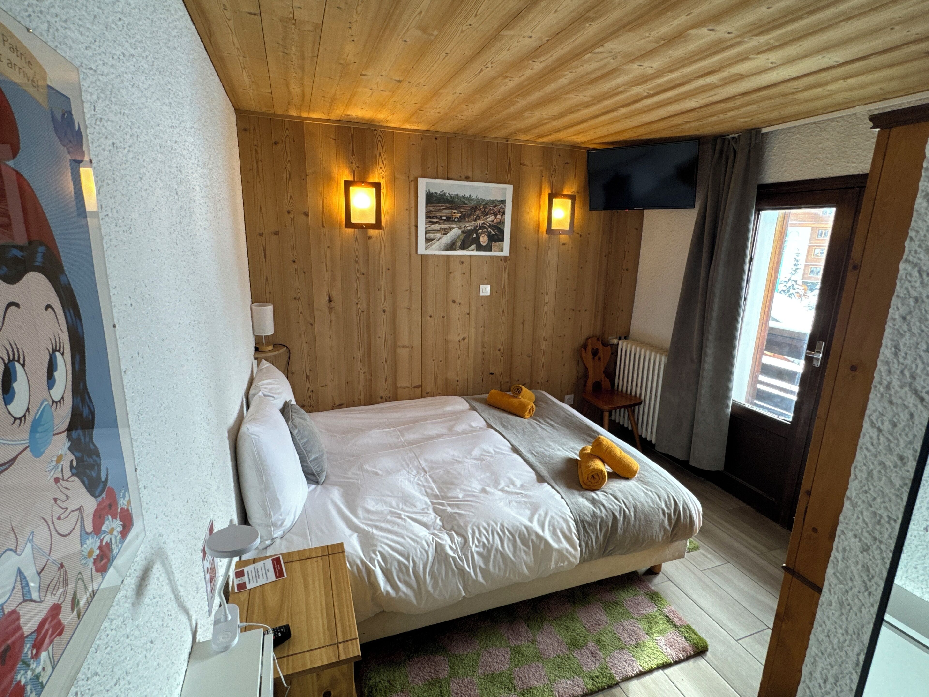 Dobbeltrom – classic, balkong, fjellutsikt | Safe på rommet, skrivebord for bærbar PC og blendingsgardiner