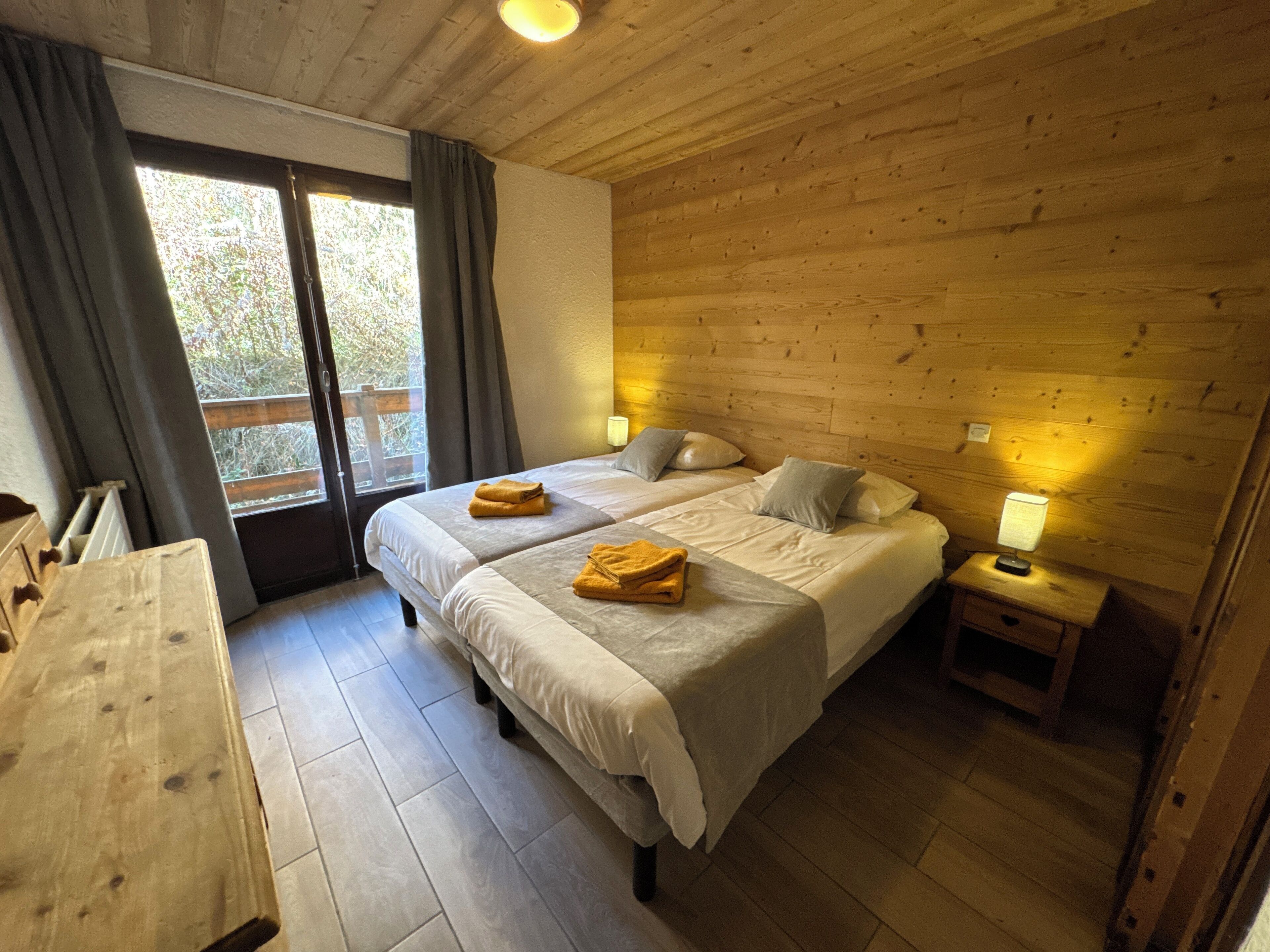 Habitación cuádruple clásica, balcón, vistas al patio | Caja fuerte, espacio para trabajar con un portátil, cortinas opacas