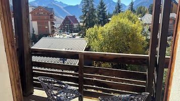 Habitación clásica doble, balcón, vistas a la montaña | Vistas del balcón