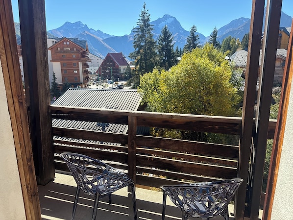 Quarto casal clássico, sacada, vista para a montanha | Vista da sacada