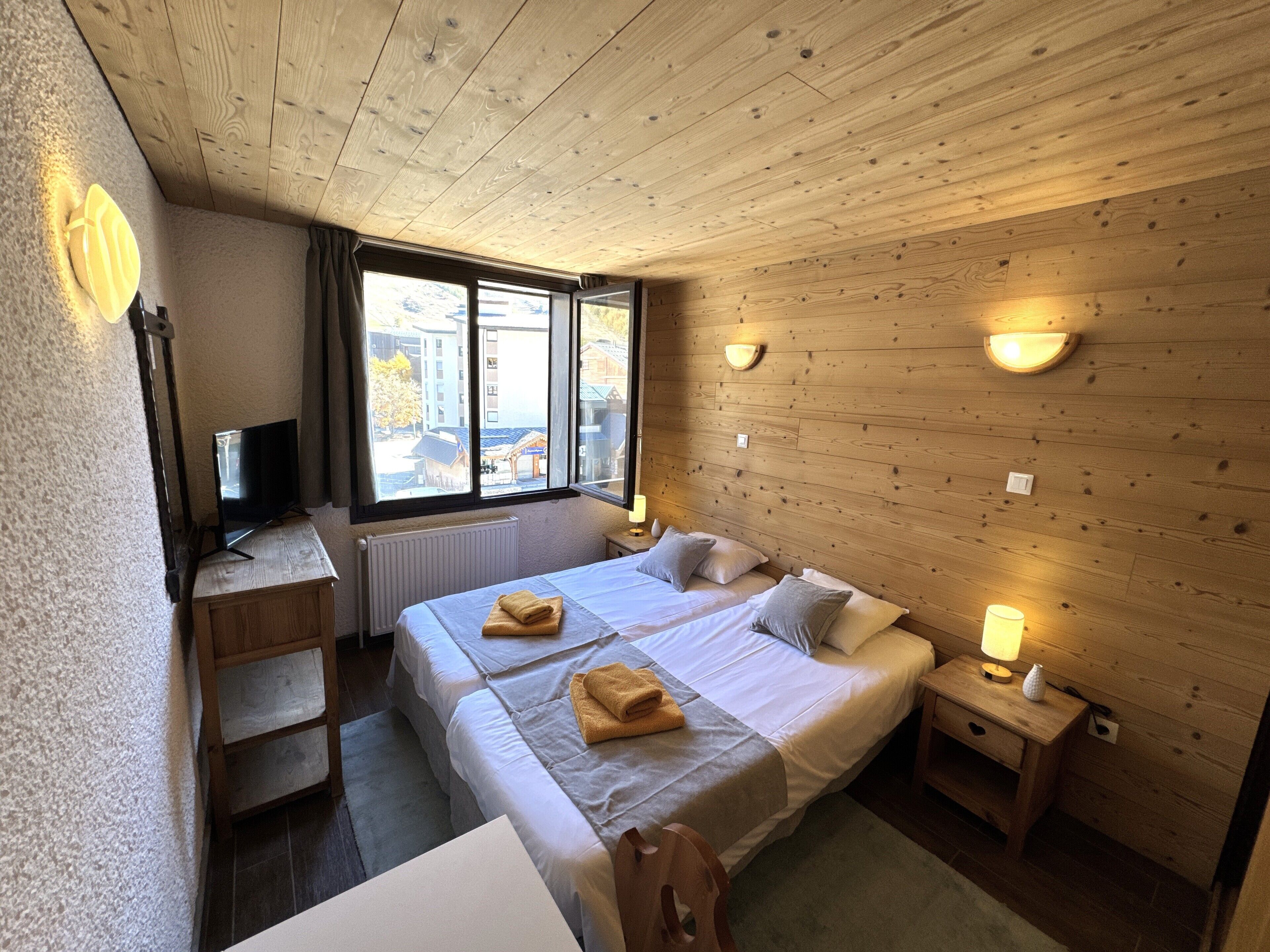 Chambre Standard double, vue sur la montagne | Coffre-fort, espace de travail pour ordinateurs portables