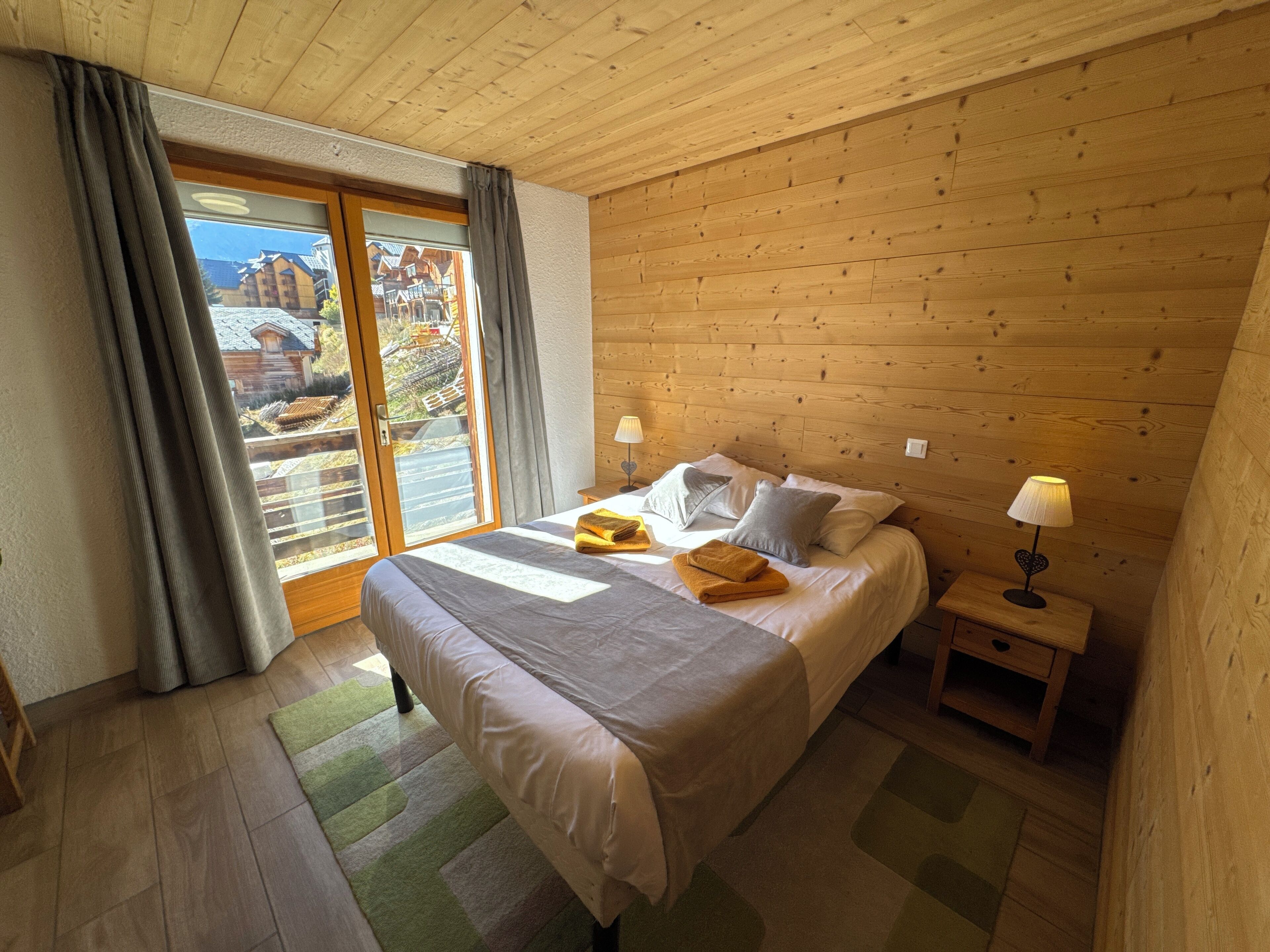 Habitación cuádruple familiar, balcón, vistas a la montaña | Caja fuerte, espacio para trabajar con un portátil, cortinas opacas