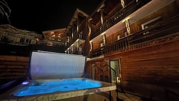 Sauna, hot tub, massages