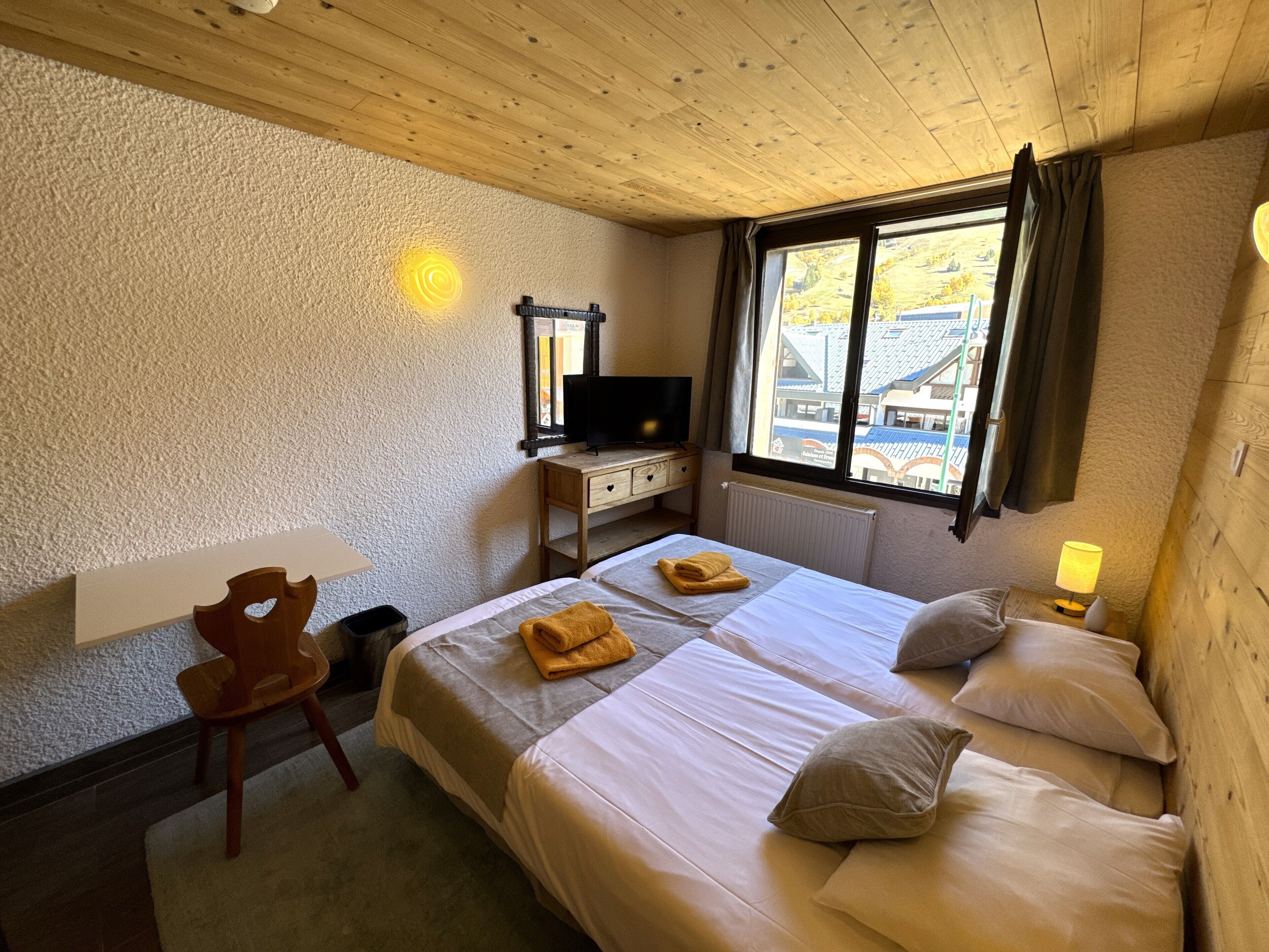 Habitación estándar doble, vistas a la montaña | Caja fuerte, espacio para trabajar con un portátil, cortinas opacas