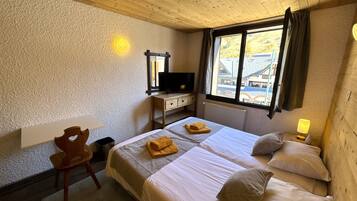 Habitació doble estàndard, vistes a la muntanya | Caixa forta a l'habitació i espai de treball apte per a portàtils