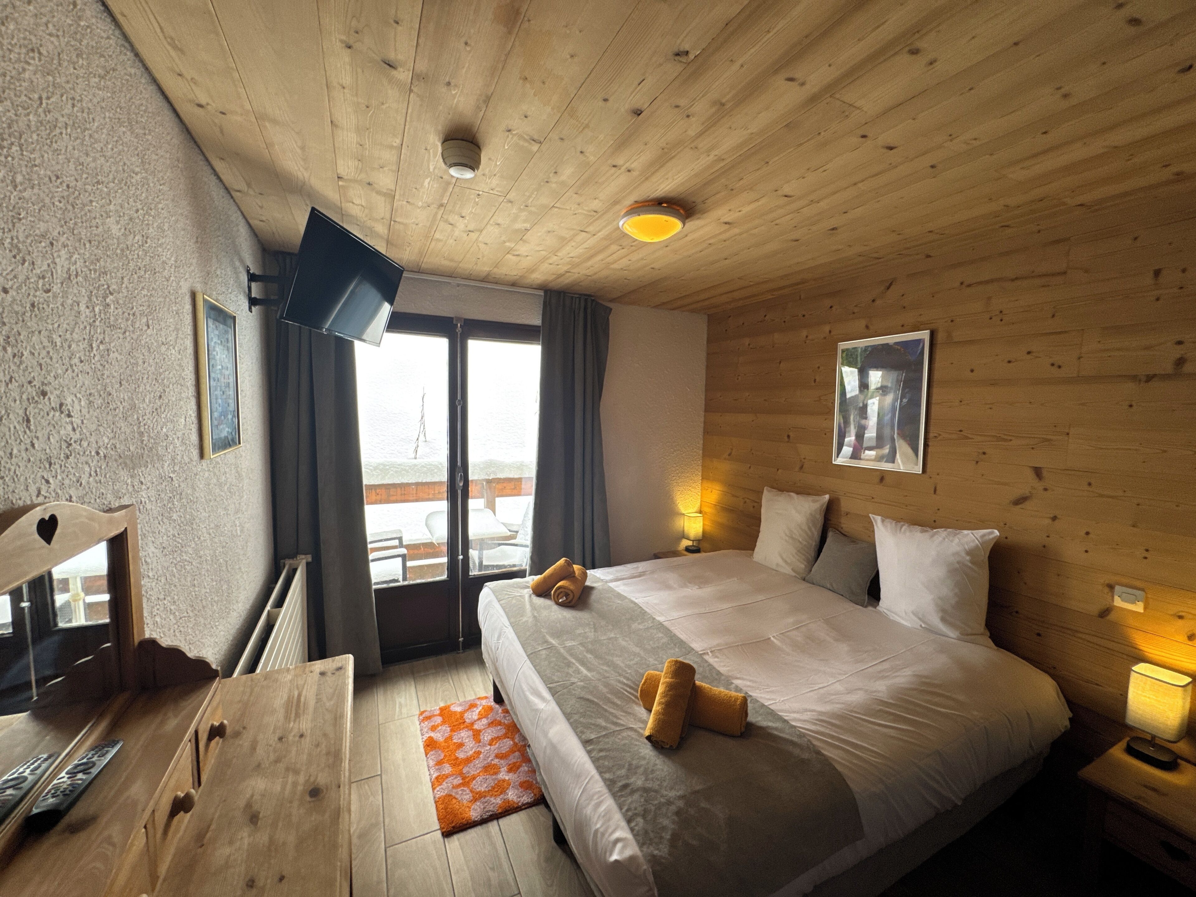 Firemannsrom – classic, balkong, bakgårdsutsikt | Safe på rommet, skrivebord for bærbar PC og blendingsgardiner