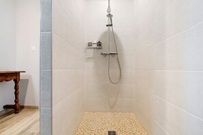 Ducha, secador de pelo y toallas