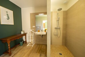 Shower, hair dryer, towels - Vézère Guest Room - 2 Persons (Fleurac)