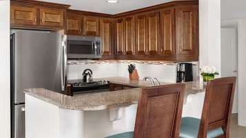 Fridge, microwave, stovetop, dishwasher