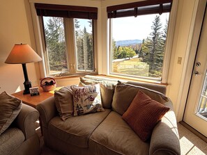 Tv, eldstad och ett bordtennisbord