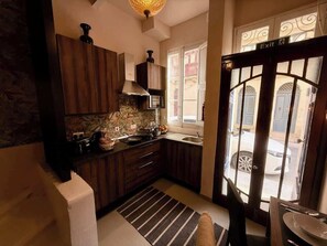 Kjøleskap, mikrobølgeovn, kokeplater og brødrister