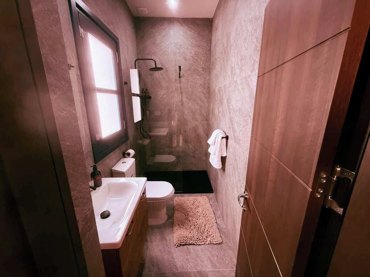 Een haardroger, handdoeken